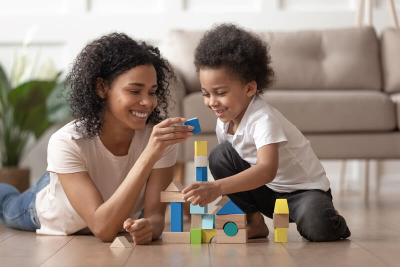 mère et son enfant jouent