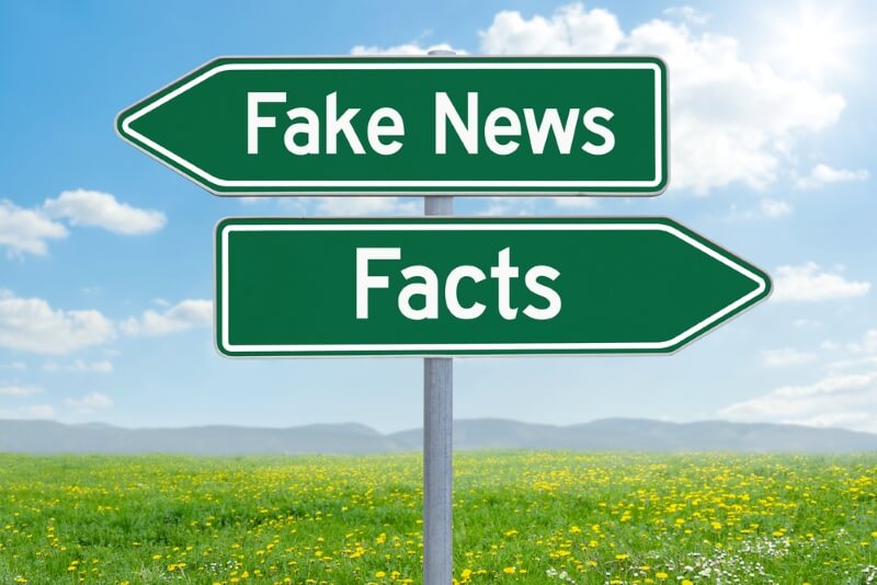 panneaux directions fake news et facts