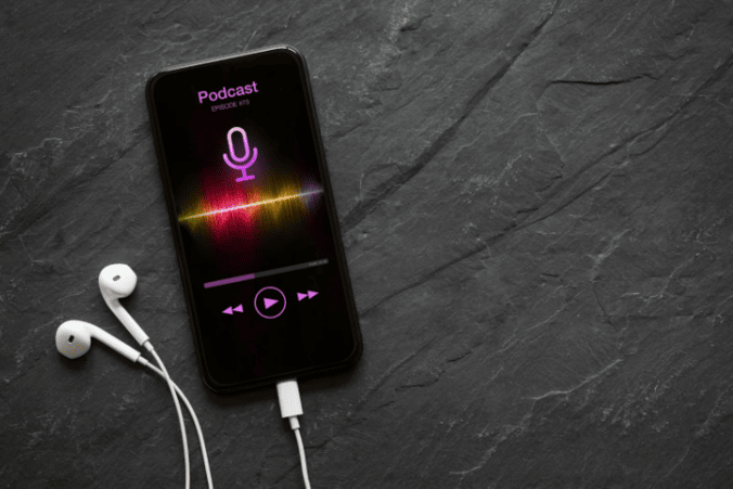 téléphone avec écouteurs pour podcast 